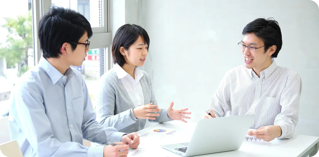 会社でCAD習得に向けてミーティングをしている様子