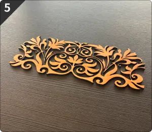 ➊前面の板を透かし彫り