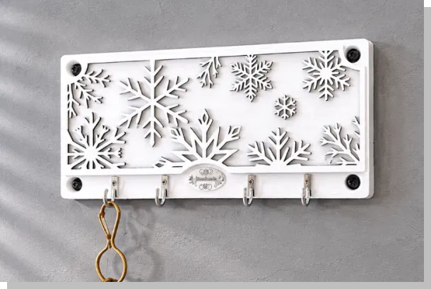 Fusionとレーザーカットで制作した雪の結晶デザインの木製キーフック