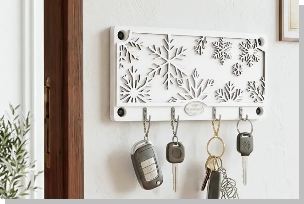 玄関に設置した雪の結晶デザインの木製キーフック使用例