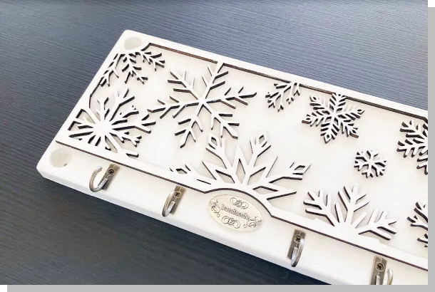 AIデザインをもとにレーザーカットで制作した雪の結晶キーフック完成作品