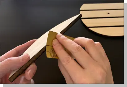 サンディングペーパー（紙やすり）を利用して、表面を滑らかにします。