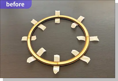 円形のウォールシェルフの前面の板にテープを貼った状態の写真