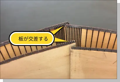 円形のウォールシェルフの側面を丸めて、板の交差部分を拡大した写真