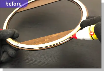 円形のウォールシェルフの側面-
              外側をクランプで止めている写真