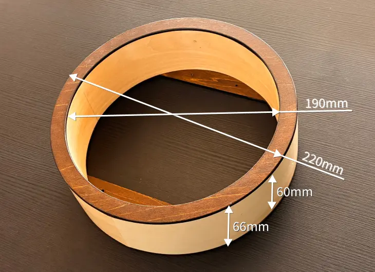 完成した木製時計のサイズ詳細。直径280mmの円形で、中央のスリット幅は120mmであることを示す寸法線入りの俯瞰写真。