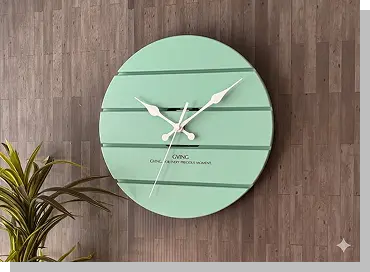 3DCADでデザインされた、ミントグリーンのモダンな壁掛け時計のアレンジ作品。白い文字盤と針が特徴。