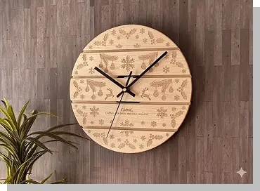 3DCADでデザインされた、木目の壁掛け時計にクリスマス柄の細かな彫刻を施したアレンジ作品。