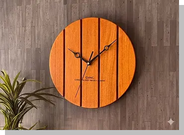 3DCADでデザインされた、縦のラインが強調されたチーク材調の明るい木製壁掛け時計のアレンジ作品。