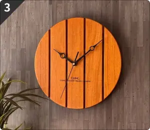 Step3：アレンジした3Dデータに基づき、温かみのあるオレンジ色の木目調で完成した、壁掛け時計の実物完成写真。