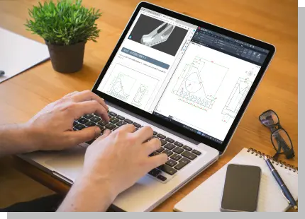 ノートパソコンを使い、教材の解説画面とCADソフトの設計画面を並べて学習している手元の様子。