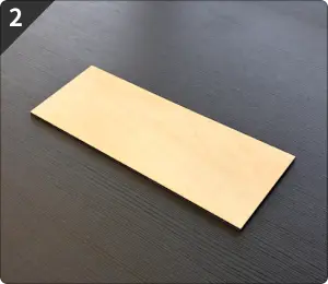 レーザーカッターで長方形に切り出された未加工の木の板。制作のベースとなる木材パーツ
