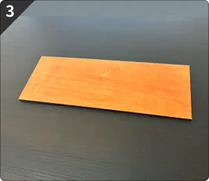 カットした板にステインやニスを塗布し、木目を活かした明るい茶色に着色された状態