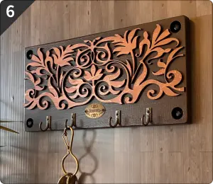 塗装済みの土台に透かし彫りパーツを接合し、下部にフック金具を取り付けて完成した壁掛けキーフック