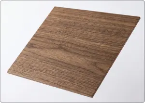 レーザー加工素材の例：木材。落ち着いたブラウンの木目が見える平らな木の板。