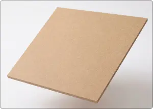 レーザー加工素材の例：MDF。表面が滑らかで均一なベージュ色の木質ボード。