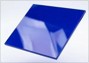 レーザー加工素材の例：不透明のアクリル板。光沢があり、鮮やかな青色をした平滑な板。