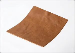 レーザー加工素材の例：皮。自然なシワ感があり、温かみのある茶色の本革素材。