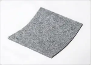 レーザー加工素材の例：布・フェルト。繊維の柔らかな質感がある、グレーの厚手のフェルト生地。