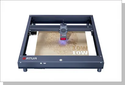 エンクロージャー無しモデルの例。フレームが露出しており、加工中の様子を直接確認できるオープンタイプのレーザー加工機。