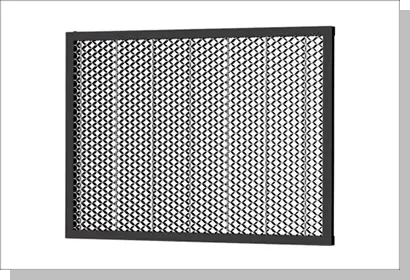 ハニカムパネルの製品画像。黒いフレームに蜂の巣状の細かい網目が張り巡らされた金属製の板。加工素材を浮かせて置くことで、裏面の焦げやヤニ汚れを防ぐ役割を持つ。