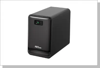 煙除去装置の製品画像。黒いボックス型の装置で、前面にステータスを表示する小型モニターがある。レーザー加工時に発生する煙や臭いをフィルターでろ過し、クリーンな排気を行うための装置。