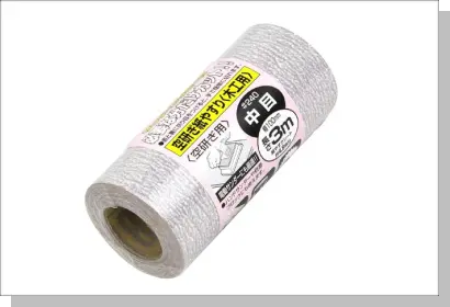 ロール状に巻かれた空研ぎ用の紙やすり。パッケージには『中目 #240』と記載されており、木工やホビーの研磨に適した最も一般的なタイプのイメージ。