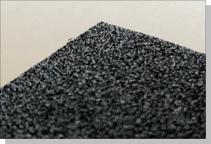 荒目（#80〜#120程度）のサンディングペーパーの表面拡大写真。研磨剤の粒子が大きく、ゴツゴツとした粗い質感のイメージ。