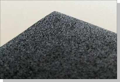 中目（#150〜#240程度）のサンディングペーパーの表面拡大写真。荒目よりも粒子が細かくなり、均一に整い始めた質感のイメージ。