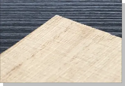 表面の粗い木材の拡大写真。木目の凹凸やざらつきが目立つため、サンディングを粗目や中目から始める必要がある素材の例。