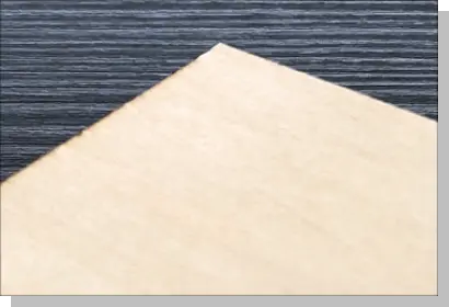 あらかじめ表面が滑らかに整えられた薄手合板の拡大写真。肌目が良いため、最初から細目のペーパーだけで仕上げても十分に綺麗になる素材の例。