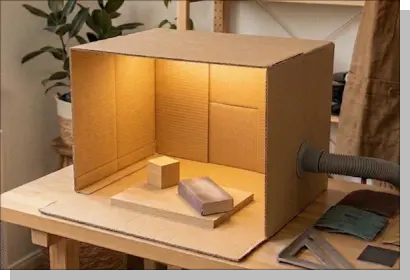 天井にテープライトを貼り付けたサンディングブースの内部。温かい光で手元が明るく照らされ、作業の視認性が向上している様子を示す比較写真。