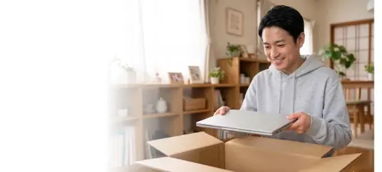 パソコンお届けサービスで届いたノートパソコンを開封する様子